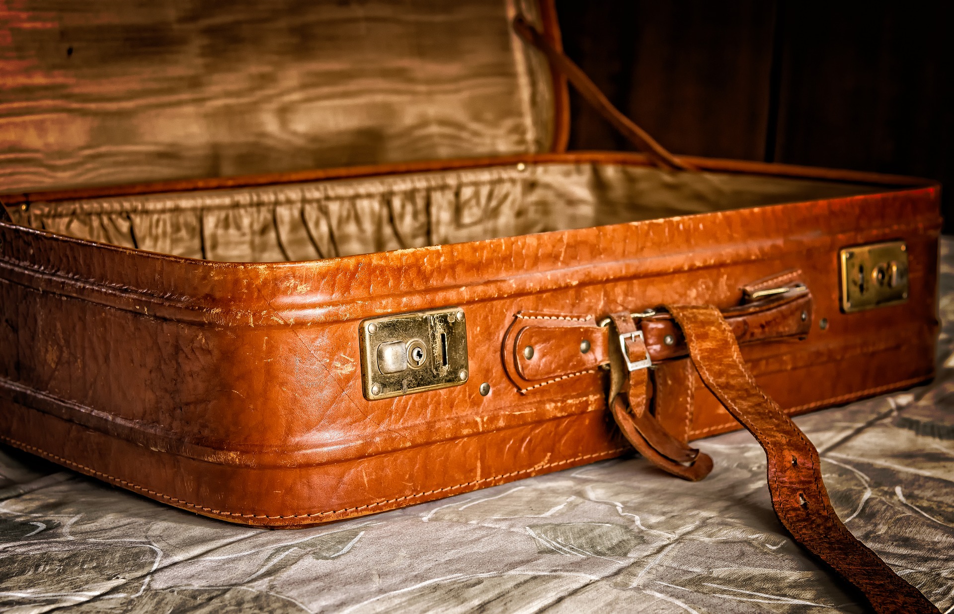 invest in a quality Suitcases during trips helps a lot in the packing 